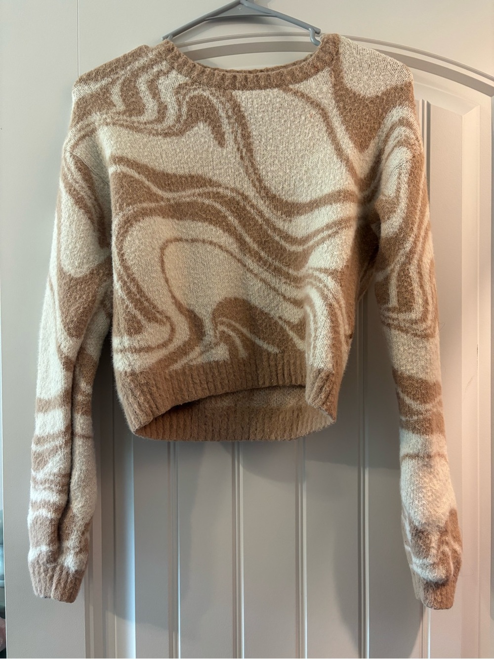 Hollister Cream and Tan Swirl Crewneck Sweater
